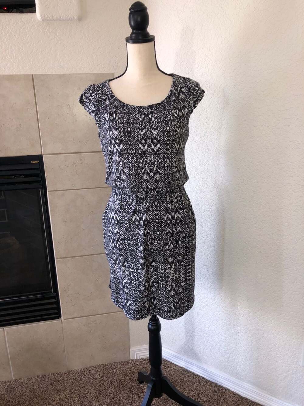 Athleta Redondo Black & White Ikat Print Cap Sleeve Dress